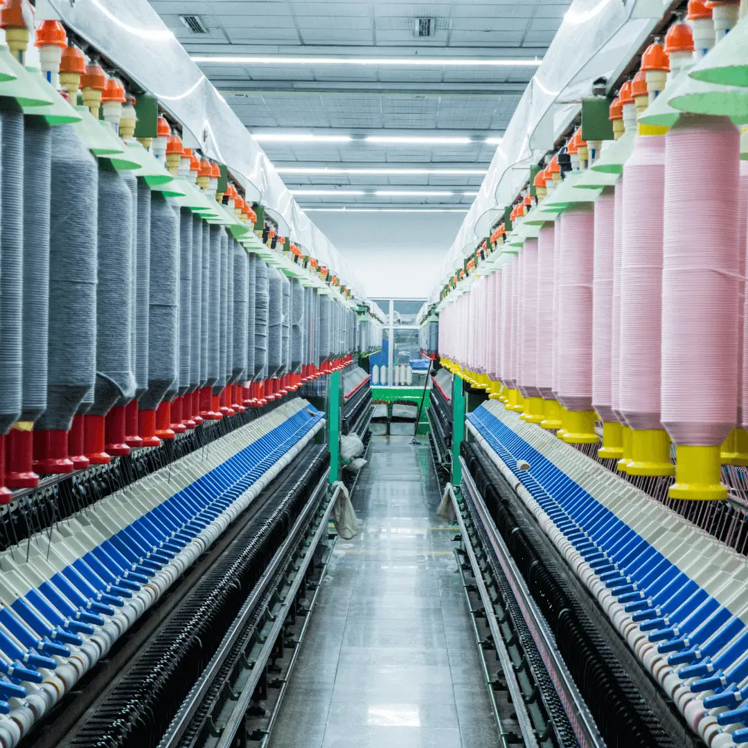 Spinning frames with rows of yarn cones